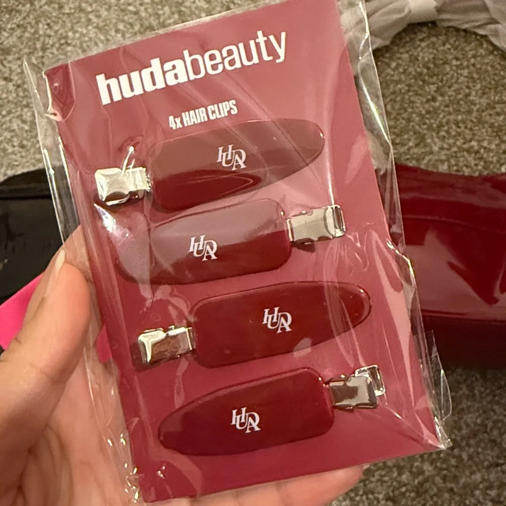 HUDA BEAUTY sleek red